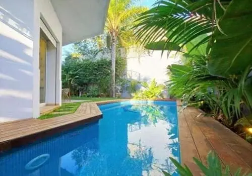 Vente-Luxueuse-Villa-450m²-avec-jardin-et-piscine
